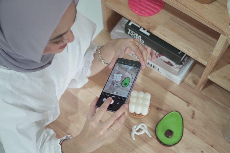 Voices of Fans: See How Sara Muzam Juggles School and Her Online Business on the Galaxy S21 FE!