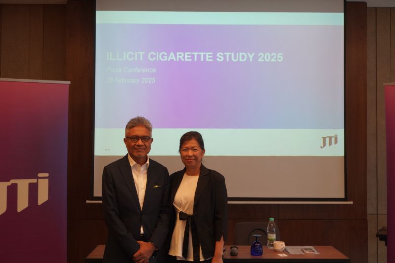 Juliana Mohd Yahaya, Pengurus Besar JTI Malaysia dan Mohammad Nazli Abdul Aziz, Pengarah Hal Ehwal Korporat &amp; Komunikasi, membentangkan 2024 Illicit Cigarette Study (ICS) report, berkongsi pandangan mereka tentang penurunan berterusan rokok haram, peningkatan setem cukai palsu/digital dan peraturan dan penguatkuasaan vape.