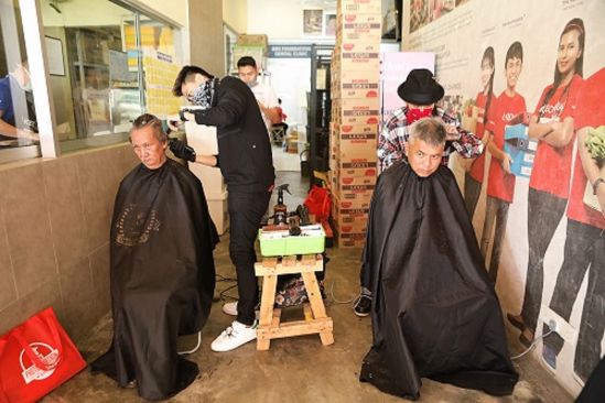 Canon Teams up with Kechara Soup Kitchen Society and Joe’s Barber on World Kindness Day