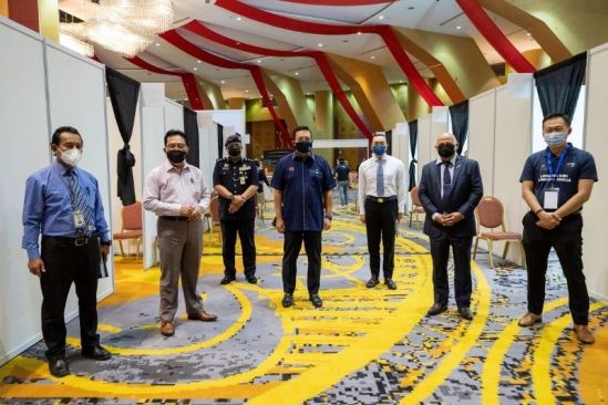 (From L to R) Dato’ Lokman Hakim bin Ali, Secretary General of MITI; Dato’ Jamil bin Rakon, Senior Deputy Secretary General of the Prime Minister’s Office; (centre) Tan Sri Mohd Zuki bin Ali, Chief Secretary to the Government of Malaysia; Datuk Norazman Ayob, Deputy Secretary General of MITI; Mahmad Anuar Othman, Chief Executive Officer, Putrajaya International Convention Centre (PICC) and David Ng, International SOS Managing Director, Malaysia &amp; Myanmar, during their visit to the industrial vaccination centre (PPVIN) at PICC, managed by International SOS.