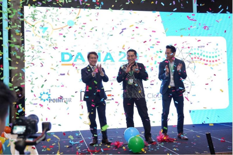 From left: Justin Lee, CEO of PointStar; Dr. Mohamad Norjayadi Tamam, Director of Technology, Malaysian Productivity Corporation (MPC); and Michael Hoo, Head of Customer Engineering, Malaysia, Google Cloud unveiling DALIA 2.0 at Go Digital Summit 2024: Gemini for Google Cloud.