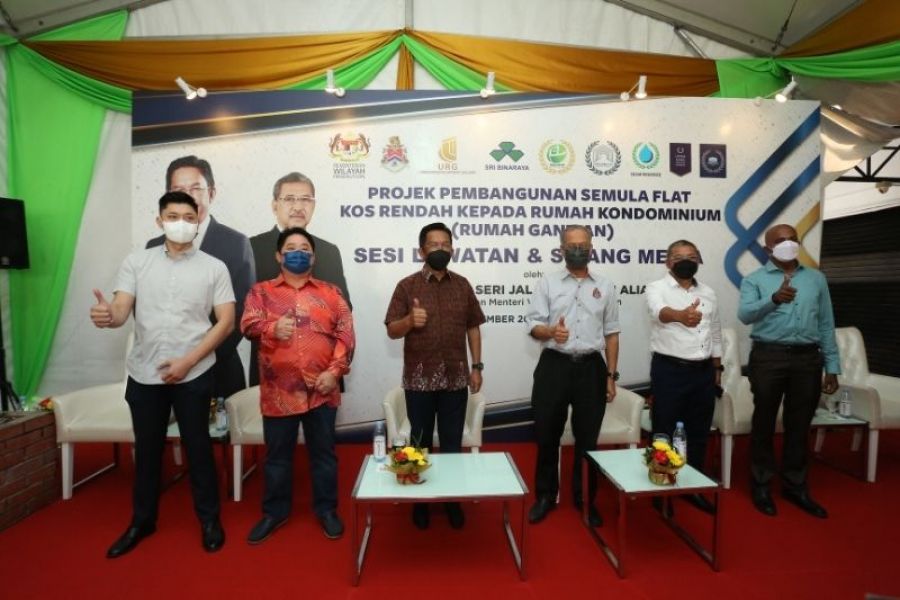 YB Datuk Seri Jalaluddin Alias impressed with new homes being given out to 1520  families as Developer gives back to the community.