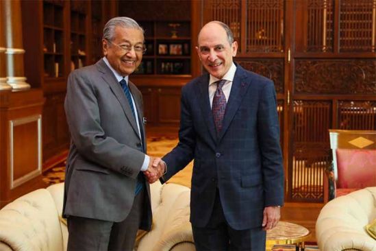 Akbar (right) shaking hands with Dr Mahathir to discuss issues of mutual interest