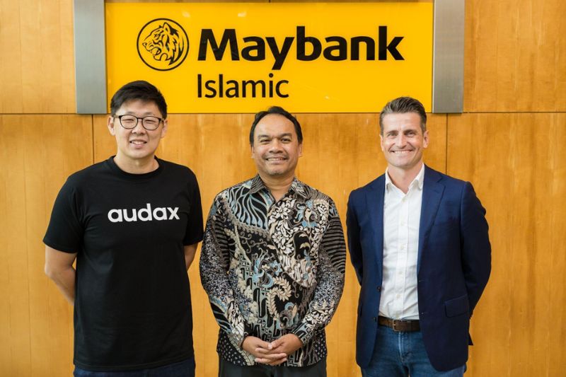audax CEO Kelvin Tan, Maybank Islamic CEO Dato&#039; Muzaffar Hisham, and AWS Country General Manager Peter Murray announce the launch of the joint partnership to forge digital transformation in Islamic finance