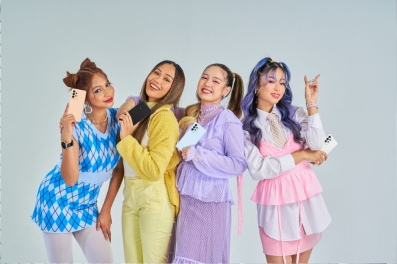 Snap, Store, and Share all your Raya OOTDs with the Galaxy A53 5G!