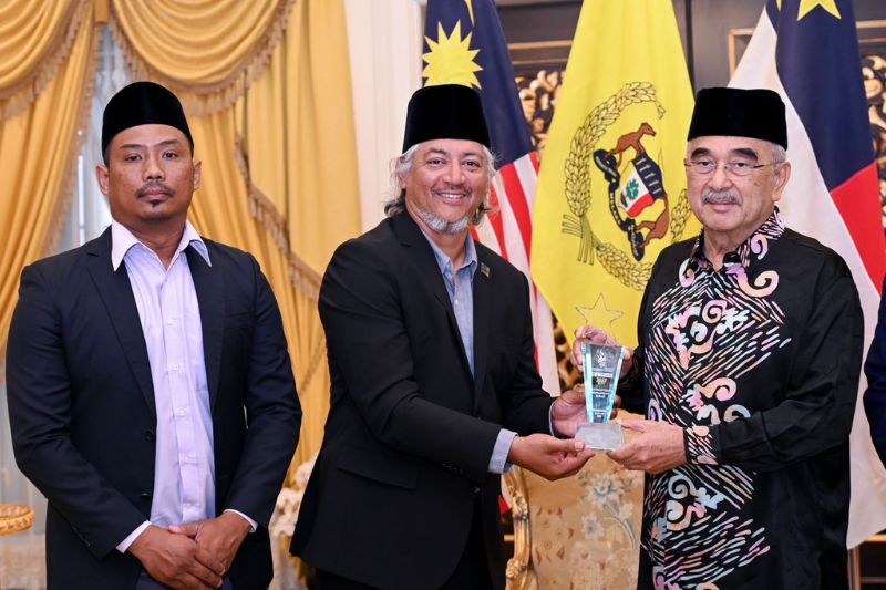 The Governor of Melaka, Tun Dr. Mohd Ali Rustam received the Sports Leadership Award for Malaysian Sports Writers Association (SAM)-100PLUS 2023 Awards Ceremony from Ismadi Abdul Manap, President, Sports Writers Association of Malaysia