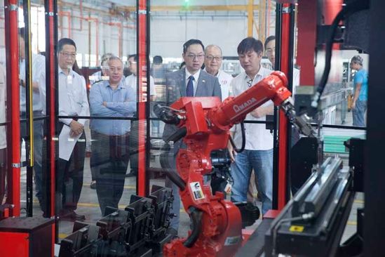 SEA’s First Metal Bending, Cutting Robot Impresses Johor Investment Head