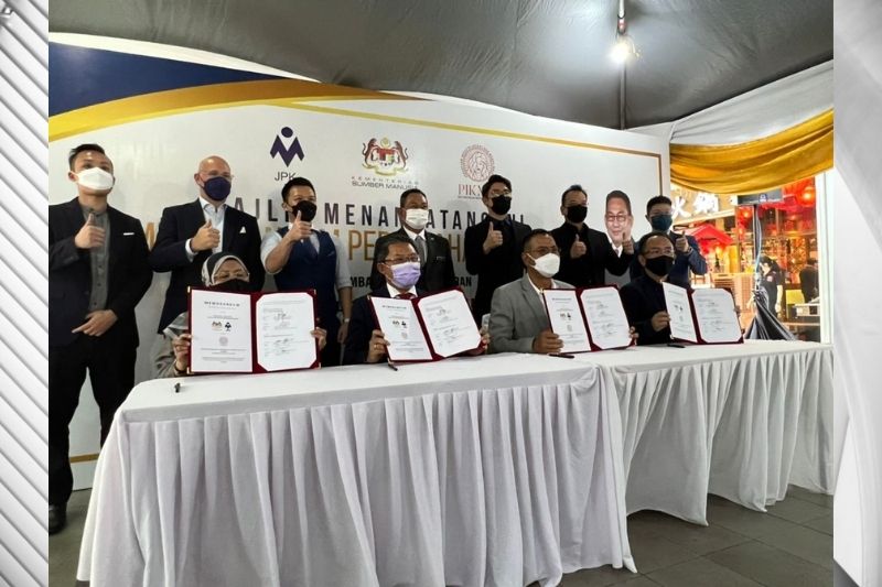 MOU Signing Ceremony between the Department of Skills  Development (Jabatan Pembangunan Kemahiran - JPK), Ministry of  Human Resources and the Modern Beauty Industry Association Malaysia (PIKMM) along with the Launching of the “One Doc X Hair  Doc”