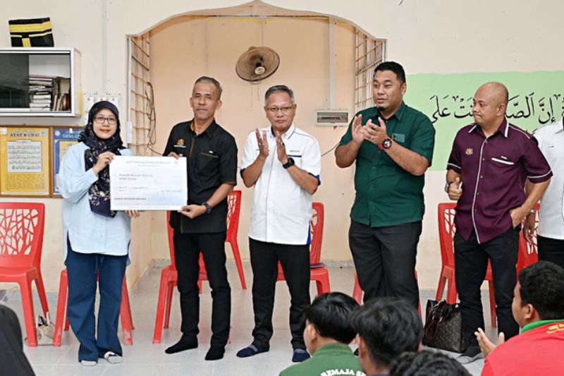  From left: Suhaida Mahpot, Chief Executive Officer of Amanie Advisors; Mohd. Zuki bin Abu Lipah, Senior Assistant Director (Student Affairs), Student Development Sector, Kelantan State Education Department; Mohd. Razuki Abd. Rahman, Principal of SMK Meranti, Pasir Mas; Wan Mohd. Lokman Al-Hakim Wan Mustapha, Assistant Director of Student Affairs (3K), Student Development Sector, Kelantan State Education Department; and Muhammad Kamil Ahmad, Assistant Education Officer for Student Talent Development, Student Development Sector, Pasir Mas District Education Office.