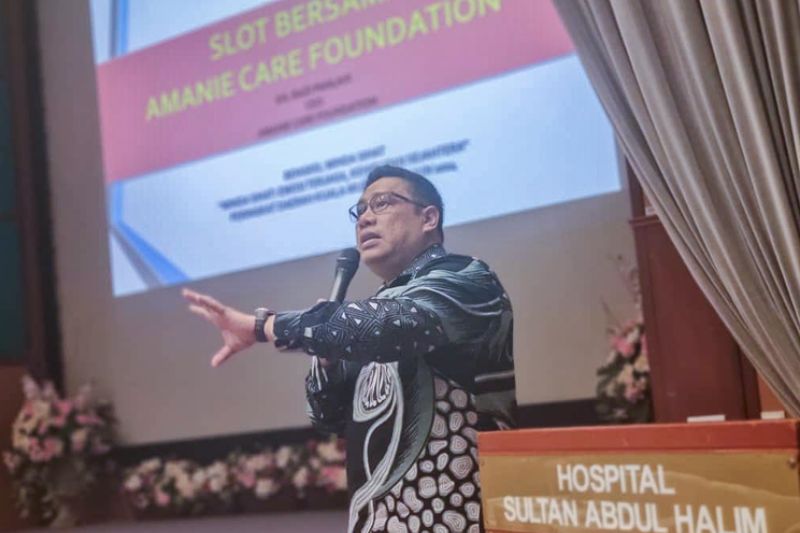 Razi Pahlavi Abdul Aziz, CEO of Amanie Care Foundation, delivered an impactful speech during the Bengkel Minda Sihat, highlighting the importance of mental health education and support for educators in nurturing students&#039; well-being.