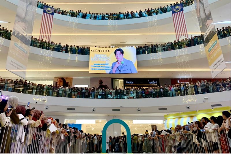 Shopping at Watsons with Azarine: A Phenomenal Event featuring Lee Min Ho at &#039;Jumpa Lee Min Ho’ K-drama sensation Lee Min Ho enthrals thousands of fans as Azarine launches its new Hydracool Ceraspray Sunscreen at Watsons Malaysia