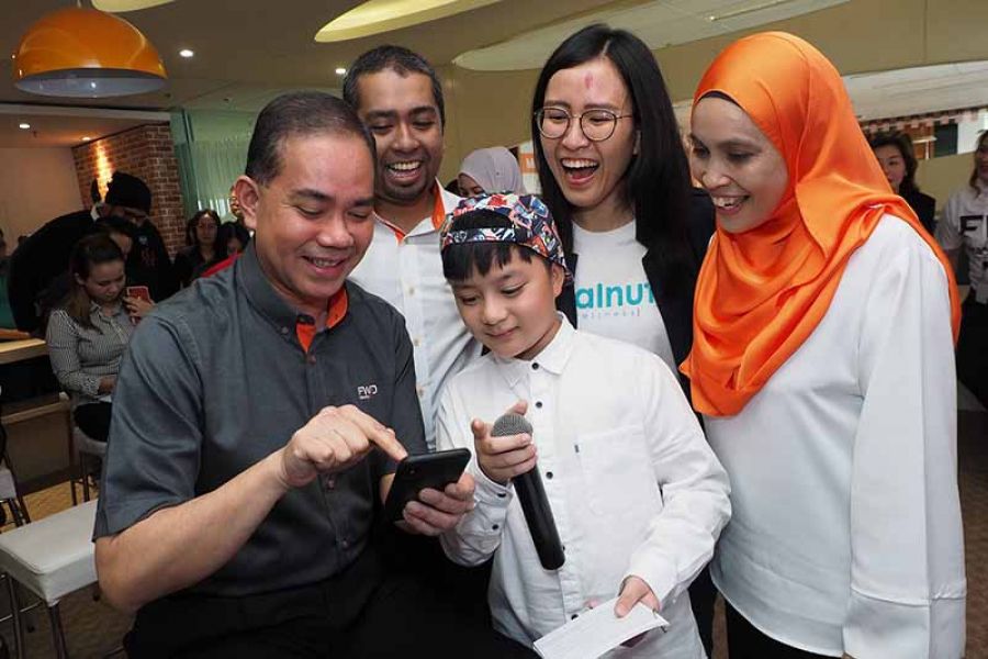 Encik Salim Majid Zain, FWD Takaful Berhad’s Chief Executive Officer (left) navigating the easy-to-use online channel with Sawyer Leong (centre) while (L-R) Encik Wan Ahmad Najib Wan Ahmad Lotfi, Chief Strategy &amp; Digital Distribution Officer, FWD Takaful Berhad, Ms. Khor Xin Yun, Chief Executive Officer, Walnut Wellness, and Puan Sharifah Zarina Syed Osman, Chief Product Officer, FWD Takaful Berhad looks on.