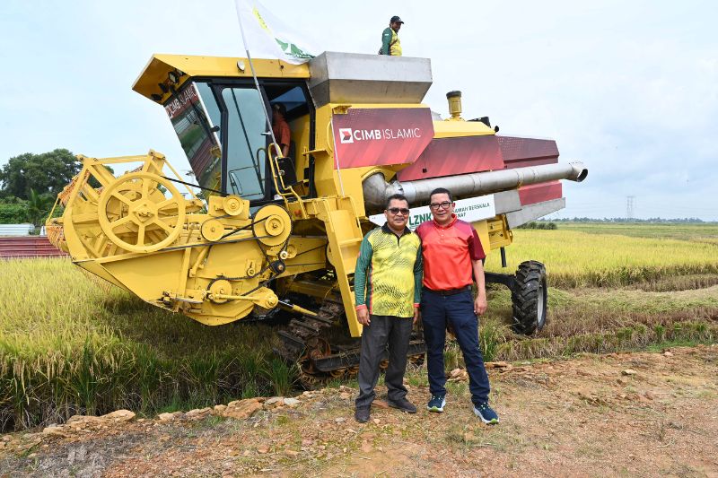 CIMB Islamic Strengthens its Support of Asnaf Farmers in Kedah with Contribution of Paddy Harvester Machine