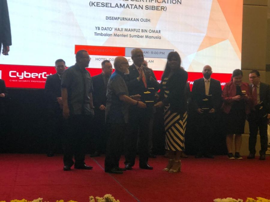(from left to right) Tan Sri Dato’ Academician (Dr.) Ts. Ahmad Zaidee Bin Laidin, FASc., President of MBOT, Dato’ Haji Mahfuz Bin Omar, Deputy Minister of Human Resources and Sharala Axryd, Founder and Chief Executive Officer of CADS.
