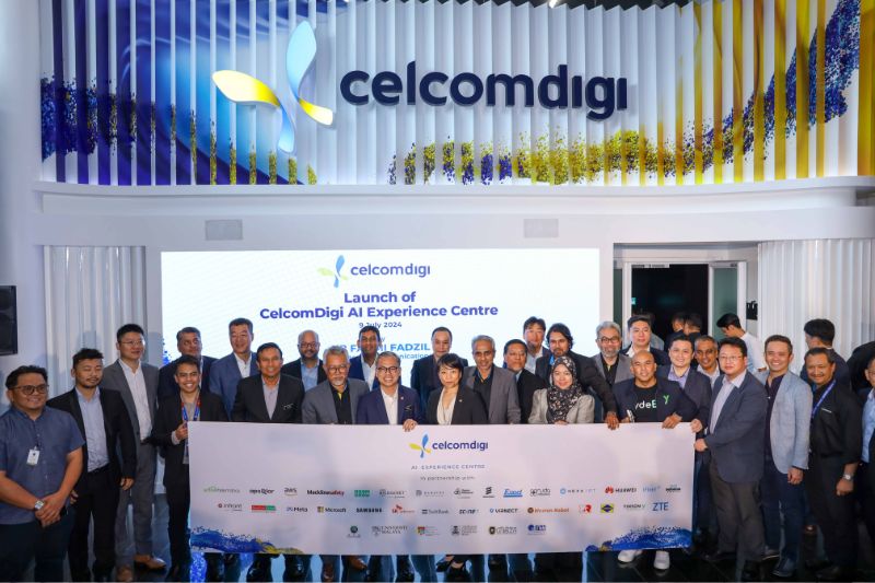 Communications Minister, Fahmi Fadzil and CelcomDigi Chief Executive Officer, Datuk Idham Nawawi with chieftains of 40 global and local tech partners of CD AiX