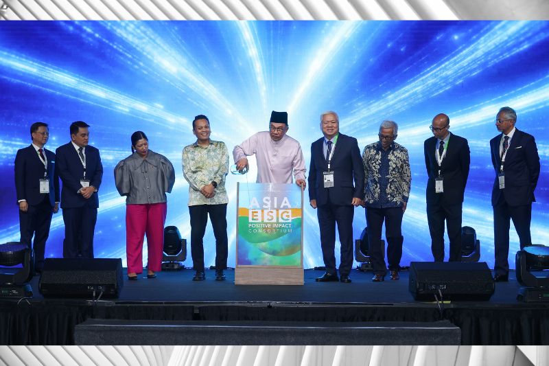  Prime Minister Datuk Seri Anwar Ibrahim launching the Asia ESG Positive Impact Consortium in Kuala Lumpur, June 20, 2024. Joining him are (from left) Star Media Group (SMG) chief executive officer Chan Seng Fatt, Philippine Daily Inquirer president and chief executive officer Rudyard Arbolado, Philippine ambassador to Malaysia Maria Angela Abrera Ponce, Natural Resources and Environmental Sustainability Minister Nik Nazmi Nik Ahmad, SMG chairman Tan Sri Wong Foon Meng, Indonesian ambassador to Malaysia Datuk Indera Hermono, KG Media chief executive officer Andy Budiman, and Sime Darby Property group managing director Datuk Azmir Merican. 