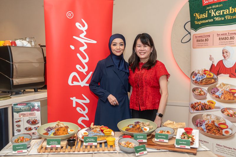 (L-R) Mira Filzah, Secret Recipe’s Brand Ambassador and Evelyn Lee, Head of Marketing of Secret Recipe launched the Jom Makan Nasi Kerabu Kegemaran Mira Filzah which will be available for Ramadan from March 1st 2025.