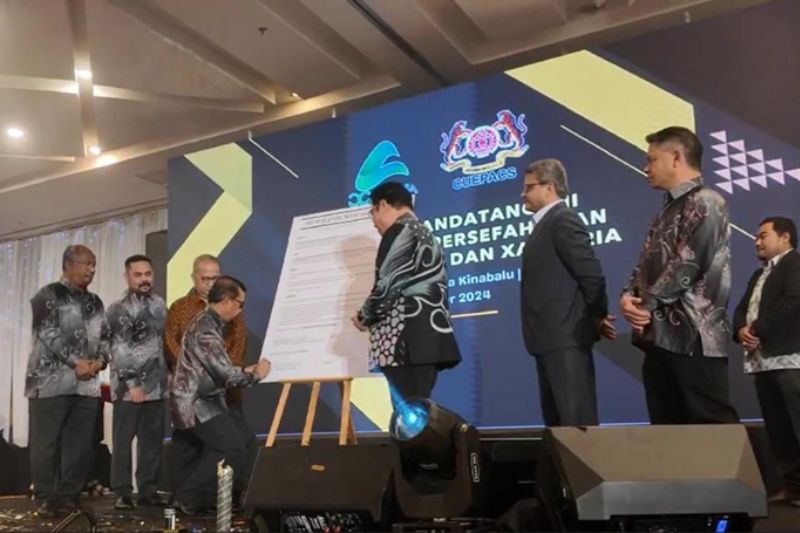 Signing Of Memorandum of Agreement between Dato’ Adnan Mat and Xanderia’s CEO Razi Pahlavi Abdul Aziz. 
