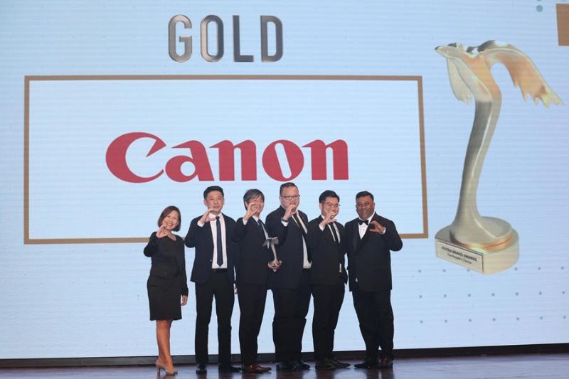 Masato Yoshiie (third from left) celebrates Canon’s Gold win at the 2024 Putra Brand Awards with the team.
