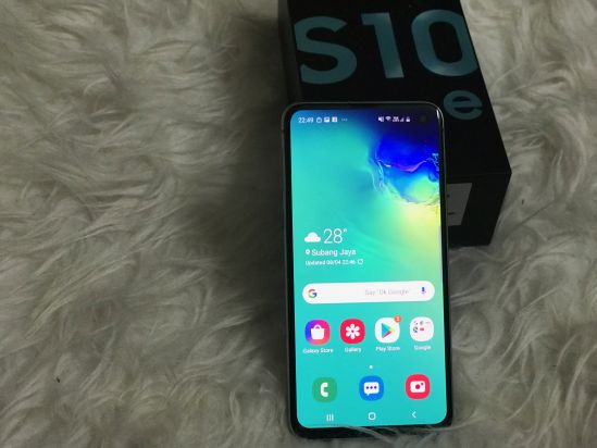Samsung S10e: Smaller and Cheaper but as Reliable