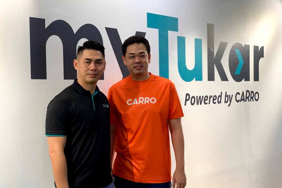 (L to R) Fong Hon Sum, CEO and Founder of myTukar with Aaron Tan, CEO and Founder of Carro
