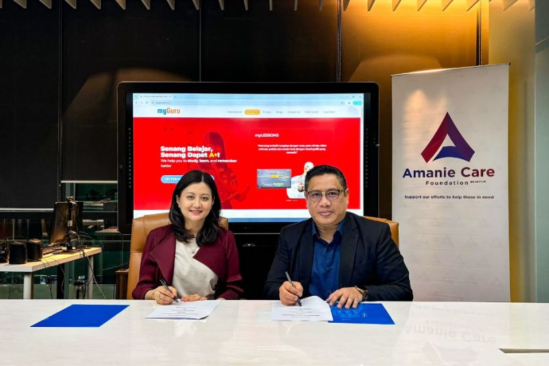 Datin Shairin Sharif, CEO of Learning Port Sdn Bhd, and Razi Pahlavi Abdul Aziz, CEO of Amanie Care Foundation, signing the Memorandum of Understanding to launch a transformative digital learning initiative for 200 B40 students.