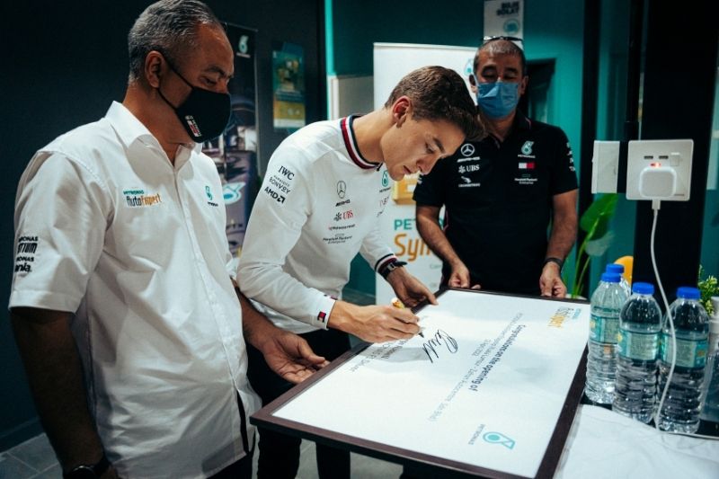 F1 Driver George Russell Pays Special Visit to Petronas Autoexpert Centre