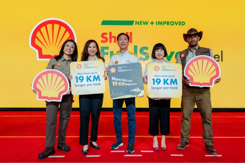From the left: Seow Lee Ming, General Manager, Shell Mobility Malaysia, Siti Hurrairah Sulaiman; Shell Malaysia Country Chair, Tan Min Yih, Senior Vice President, Shell Mobility Asia, Tan Min Yih, Senior Vice President, Shell Mobility Asia, Carol Chen, Senior Vice President, Shell Mobility Global Marketing and Remy Ishak as Roger Hensem celebrating the launch of the New + Improved Shell FuelSave Diesel.