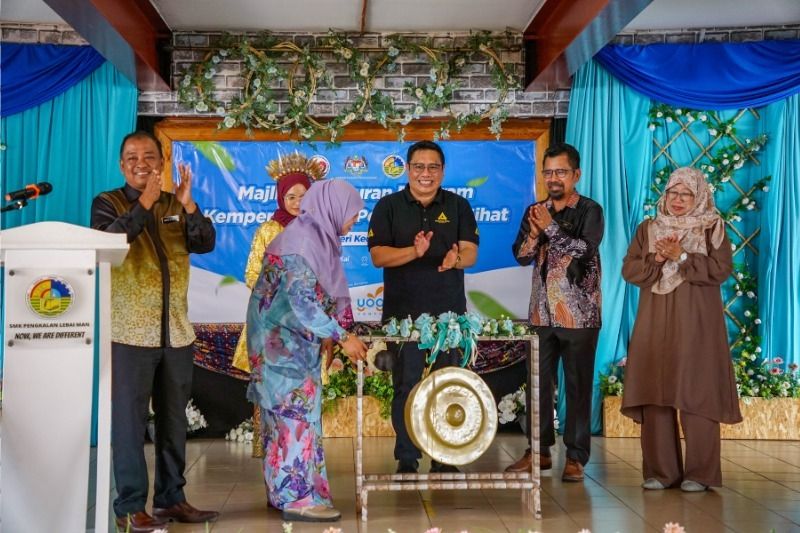 Dr. Norizan Ahmad, Deputy Director of Health for the State Health Department of Kedah, officiated the launch of the Healthy Eating Campaign by striking the gong.