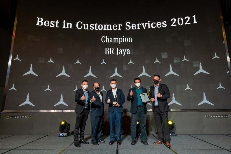 Best in Customer Services 2021 – BR Jaya. From Left to Right: Er Chin Chou - Senior Manager, After Sales, BR Jaya, Chee Eng Keang - General Manager, Customer Services SEA II, Mercedes-Benz Malaysia, Lee Chee Hong - Managing Director, BR Jaya, Mohd Fauzi Bin Omar - After Sales Manager, BR Jaya, Rudy Chew – General Manager, Parts Sales &amp; Marketing, Mercedes-Benz Malaysia