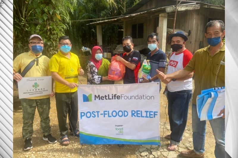 MetLife Foundation supports Food Aid Foundation in providing food supplies to B40 families affected by the recent floods
