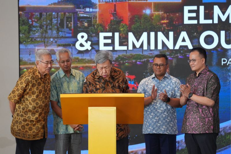 (From left) Y.A.M. Tengku Datuk Seri Ahmad Shah Alhaj ibni Almarhum Sultan Salahuddin Abdul Aziz Shah Alhaj; Sime Darby Property Group Managing Director, Dato’ Seri Azmir Merican; D.Y.M.M. Sultan Selangor, Sultan Sharafuddin Idris Shah Alhaj Ibni Almarhum Sultan Salahuddin Abdul Aziz Shah Alhaj; Menteri Besar Selangor, Yang Amat Berhormat Dato&#039; Seri Amirudin Shari; Sime Darby Property Non-Independent Non-Executive Chairman,  Dato’ Rizal Rickman Ramli at the launch of ELM and EOSM.