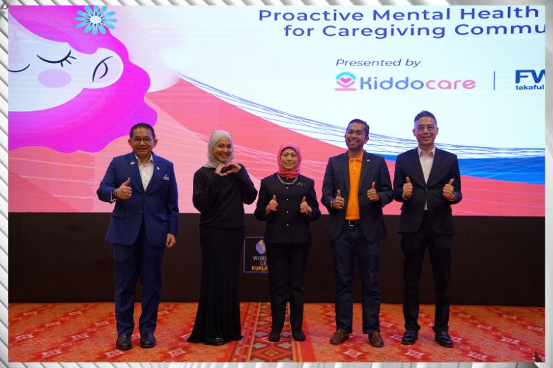 YB Dato’ Sri Hajah Nancy Binti Shukri, Minister of Women, Family and Community Development, Nadira Yusoff, Founder and CEO of Kiddocare, and Wan Ahmad Najib Wan Ahmad Lotfi, Chief Distribution Officer of FWD Takaful launch “MindCare: Proactive Mental Health Support for Caregiving Communities.”