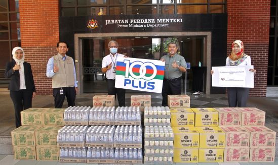 Image 5: Fraser &amp; Neave Holdings Bhd (F&amp;NHB), through its iconic brand 100PLUS - donated products and essentials to The Prime Minister’s Office under their ongoing ‘Tabahkan Hatimu, Sinarkan Ramadanmu’ campaign.