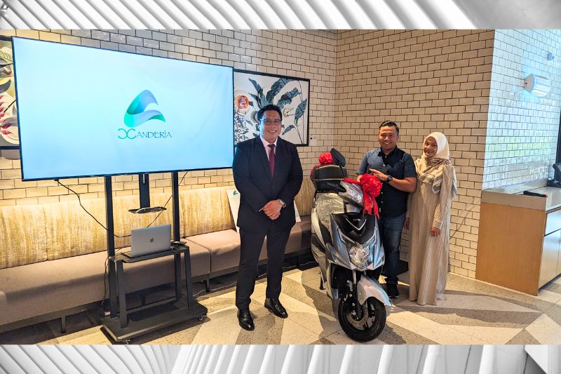 The winner of the main prize, Mr. Amri Mustapha, with Mr. Razi Pahlavi