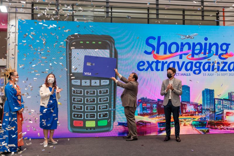 From left, Selena Chua, Chief Executive Officer, WCT Malls Management, Dato’ Hj. Zainuddin Abdul Wahab, Director-General of Tourism Malaysia, and Eugene Lim, Head of Marketing, Visa Malaysia officiating the Shopping Extravaganza Campaign. 