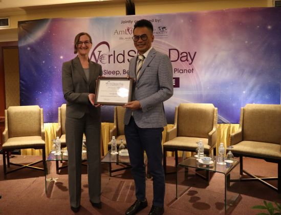 Mr. Lew Mun Yee (right) receiving the World Sleep Day 2019 Honorable Mention presented by Rosemary Clancy