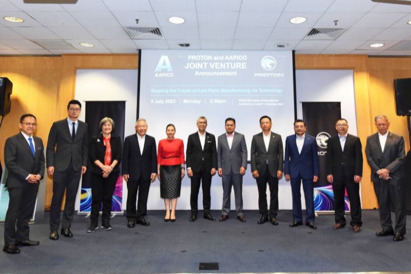 From Left To Right:  YBhg. Datuk Hanafi Sakri, Deputy Secretary-General of MITI; Mr. Bryan Ho, Business Development Director of Purem; Mrs. Teo Lee Ngo, Executive Director of Aapico; Mr. Yeap Swee Chuan, President &amp; CEO of AAPICO Hitech Public Company Limited (Aapico); H.E. Ms. Lada Phumas, Ambassador of Thailand to Malaysia; YB. Senator Tengku Datuk Seri Utama Zafrul Abdul Aziz, Minister of Investment, Trade and Industry (MITI); YBhg. Tan Sri Syed Faisal Albar, Chairman of PROTON; Dr. Li Chunrong, CEO of PROTON; En. Roslan Abdullah, Deputy CEO of PROTON; Mr. Danny Wuqiang, Deputy CEO of AVEE Global; YBhg. Dato’ Sri Mustapa Mohamed , Advisor to Aapico