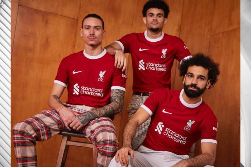 AL-IKHSAN SPORľS BRINGS Liveípool FC’s bíand-new home kit foí the 2023-24 season