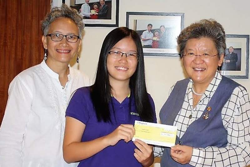 scholar Tang Pui Teng receiving her first cheque from Ms Moey Yoke Lai, Chairman of BBGS Alumni Berhad.  Pui Teng is pursuing her Bachelor of Applied Science (Honours) Industrial Biotechnology at Univ