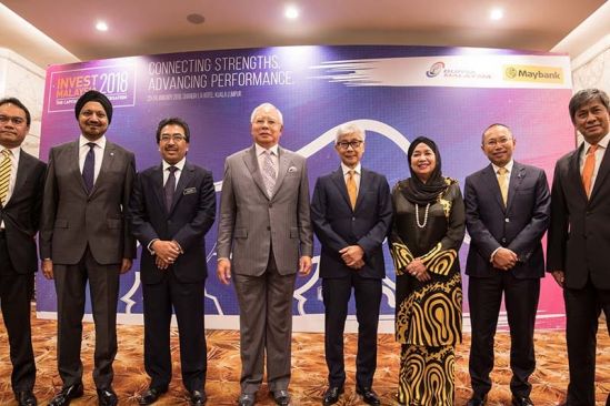 (From left to right) Dato’ Muzaffar Hisham – Head, Global Banking, Maybank Group, Tan Sri Ranjit Ajit Singh – Chairman, Securities Commission Malaysia, Datuk Seri Johari bin Abdul Ghani – Finance Minister II; Dato’ Sri Mohd Najib bin Tun Haji Abdul Razak; Tan Sri Amirsham A Aziz – Chairman, Bursa Malaysia; Datuk Mohaiyani Shamsudin – Chairman, Maybank Group; Tan Sri Abdul Wahid Omar – Group Chairman, PNB; and Datuk Seri Tajuddin Atan – CEO, Bursa Malaysia