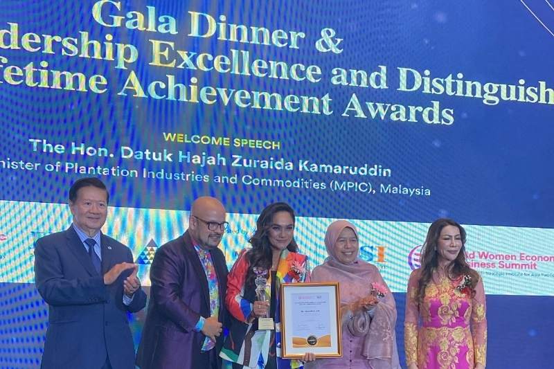 [From Left - Right] Tan Sri Michael O.K. Yeoh, President of KSI Strategic Institute for Asia Pacific, Harith Iskander, Dr Jezamine Lim, YB Datuk Hajah Zuraida Kamaruddin, Minister of Plantation Industries and Commodities, Dato’ Dr Jessie Tang, Director of KSI Strategic Institute for Asia Pacific during the award ceremony for the Distinguished Women Entrepreneur Lifetime Achievement Award at the World Women Economic &amp; Business Summit organised by KSI Strategic Institute for Asia Pacific. 