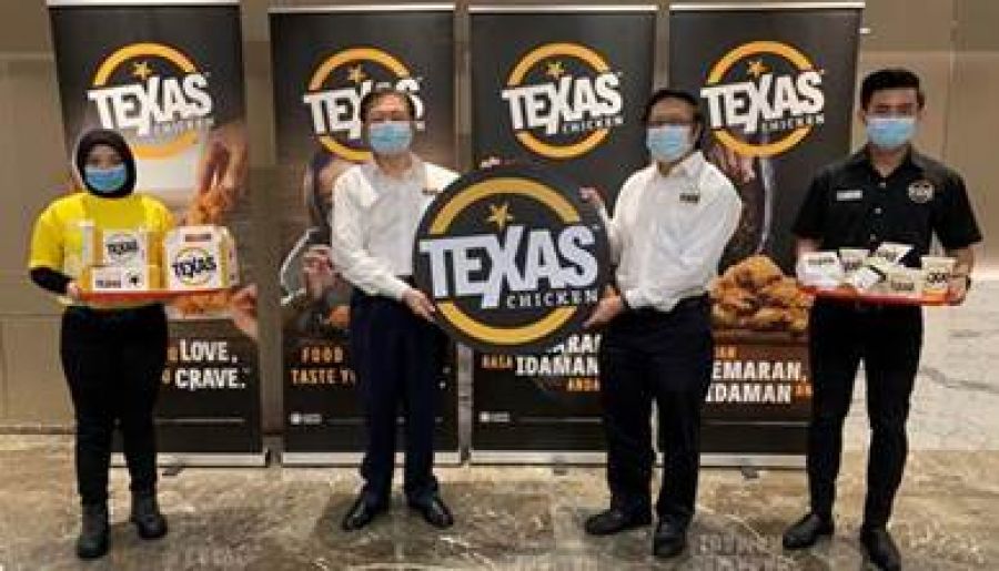 Chairman of Envictus International Holdings, Dato’ Jaya J B Tan with the General Manager of Texas Chicken Malaysia, TH Lim and restaurant staff showcasing the Texas Chicken Brand Re-launch