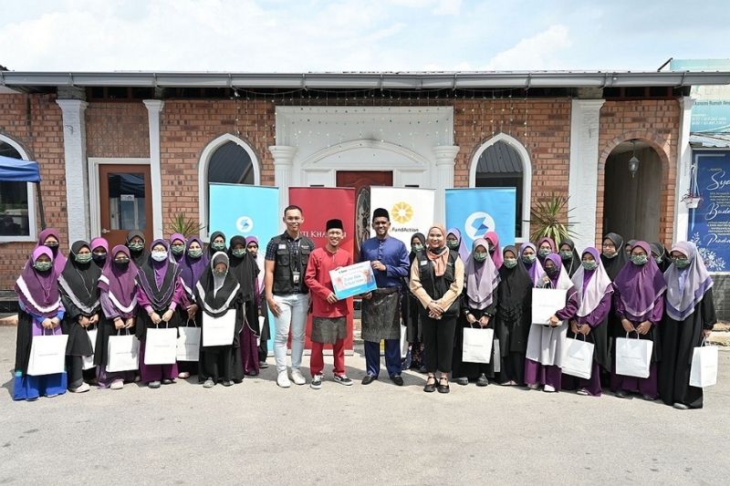 Setel and Siti Khadijah supported 98 charity homes and orphanages with telekung worth RM100,000 via joint Setulus Kasih initiative
